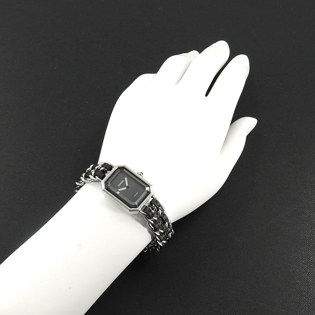 Chanel montre première