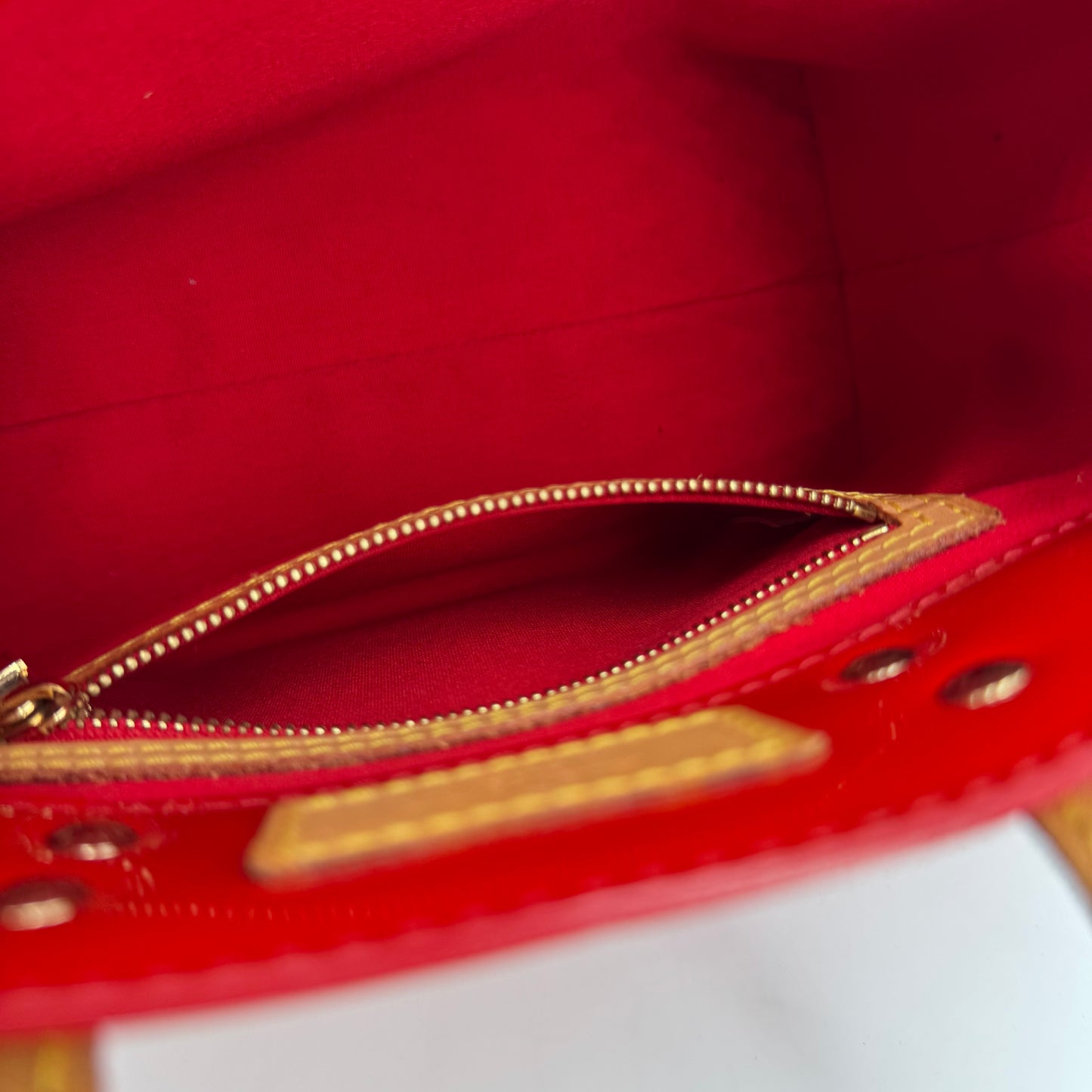 Louis Vuitton Read