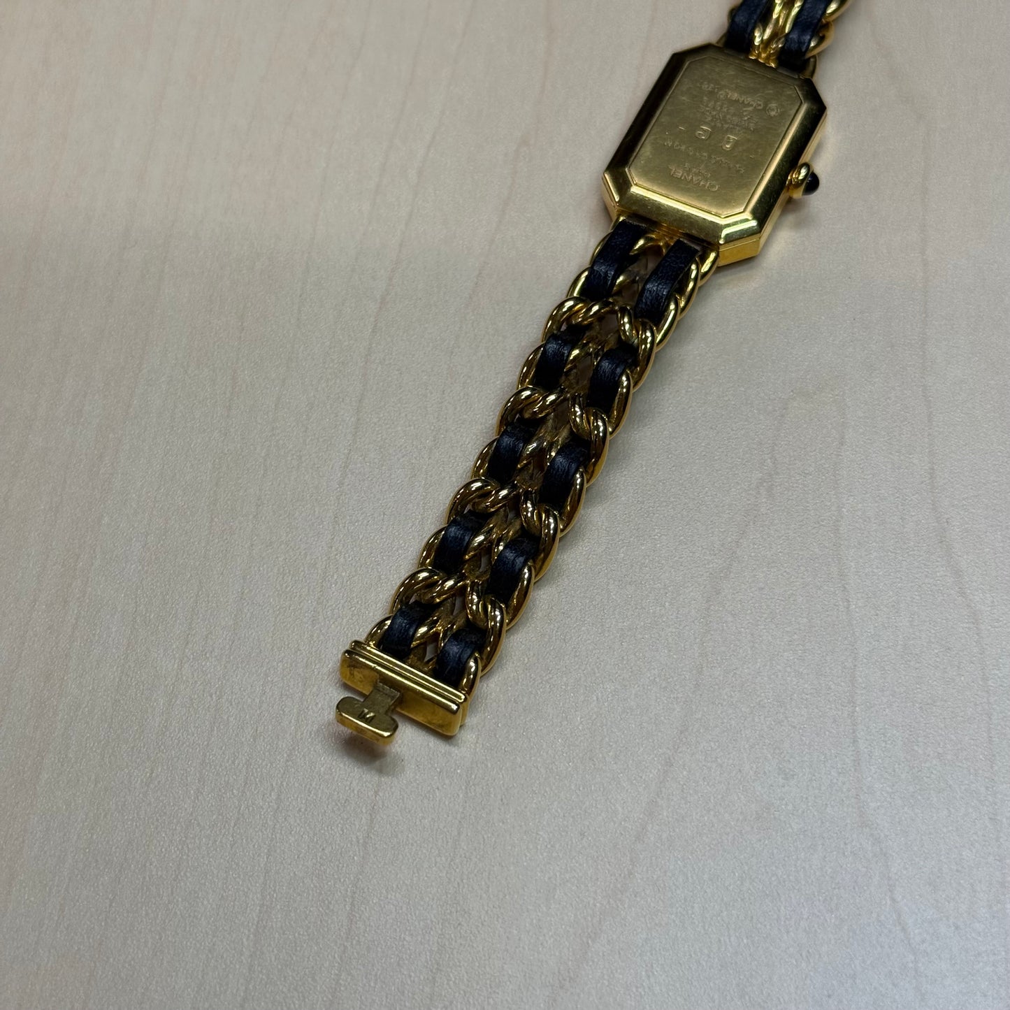 Chanel montre première originale taille M