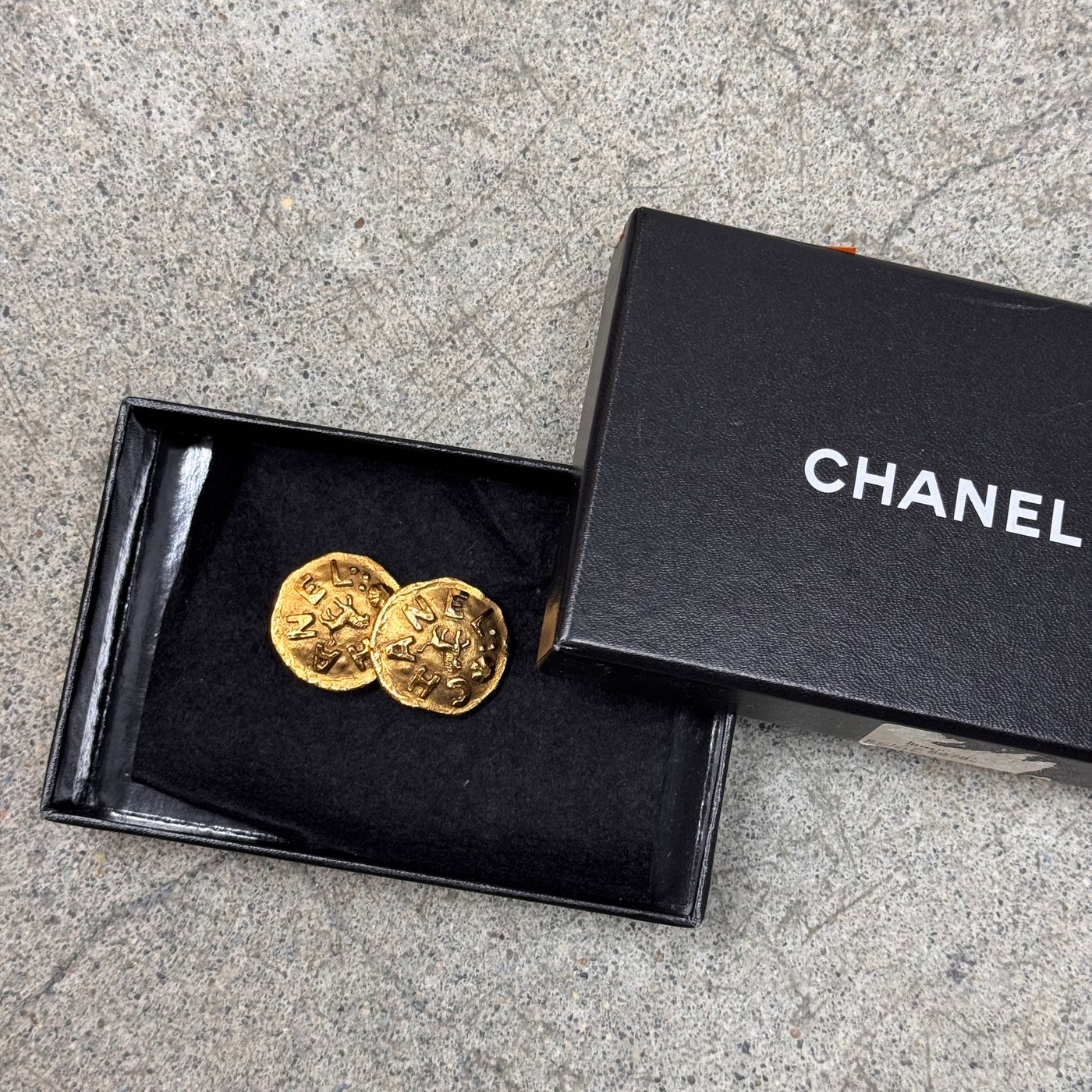 Chanel clips dorés