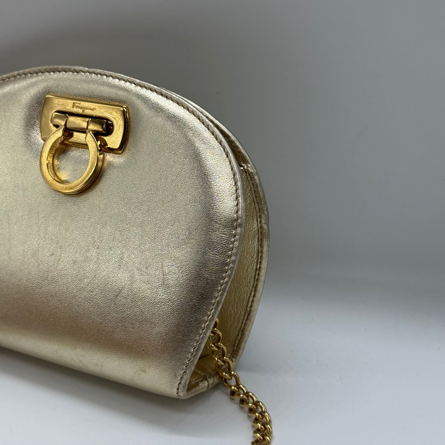Ferragamo mini sac doré
