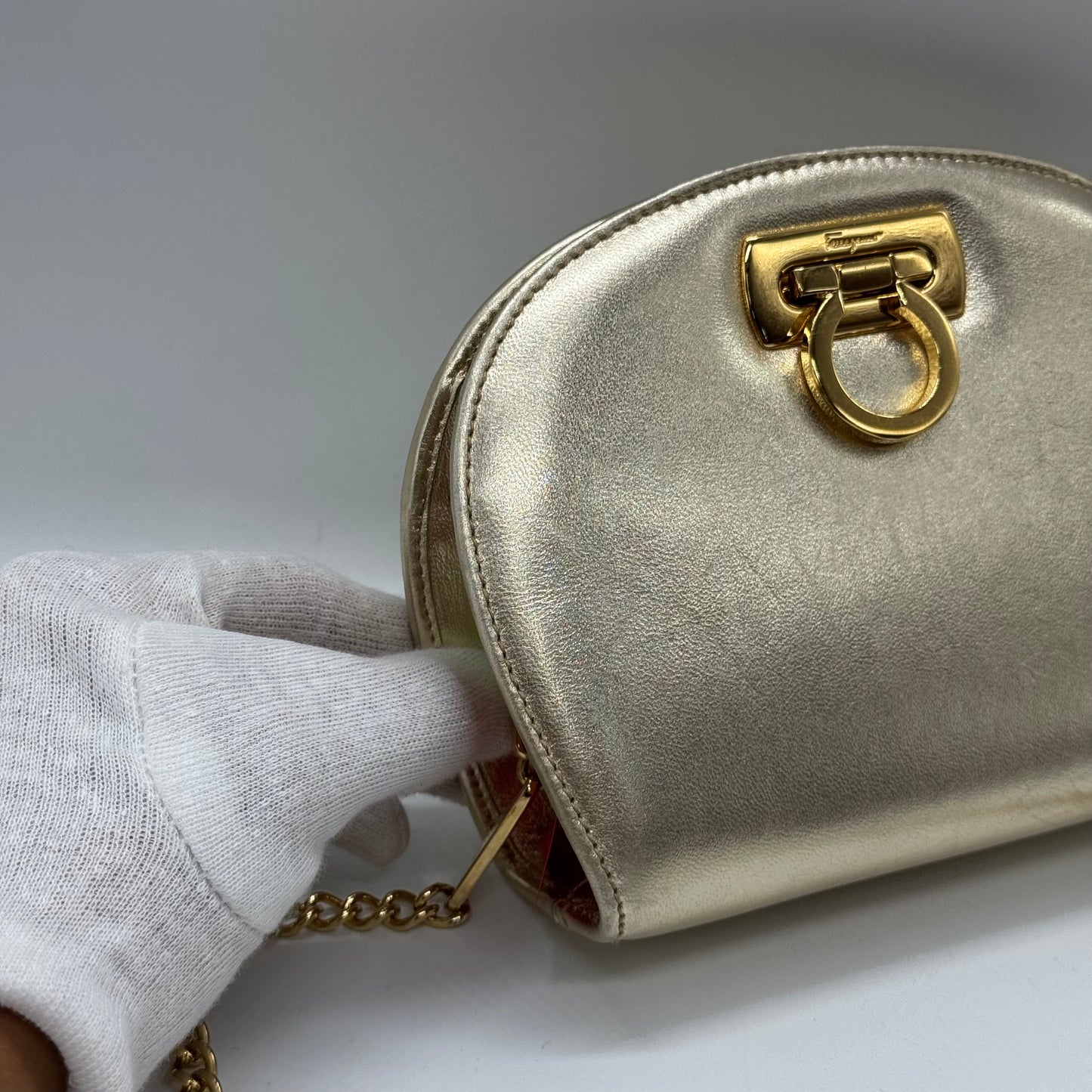 Ferragamo mini sac doré