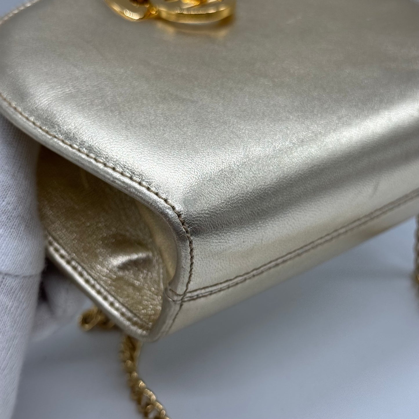 Ferragamo mini sac doré