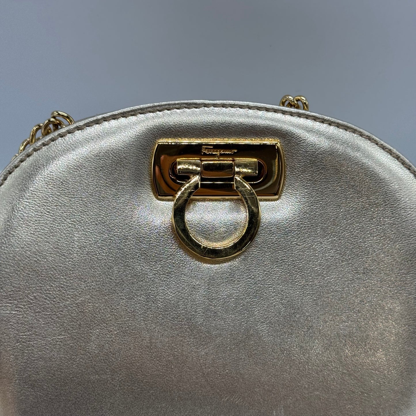 Ferragamo mini sac doré