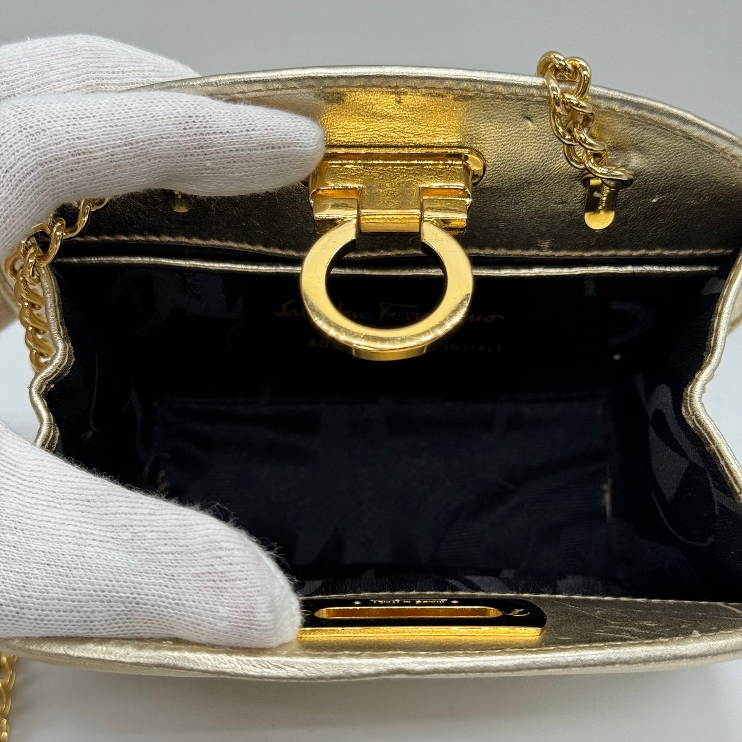 Ferragamo mini sac doré