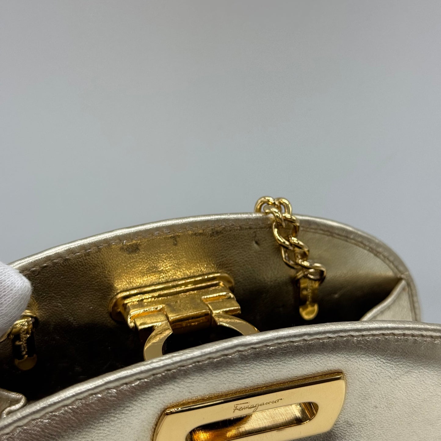 Ferragamo mini sac doré