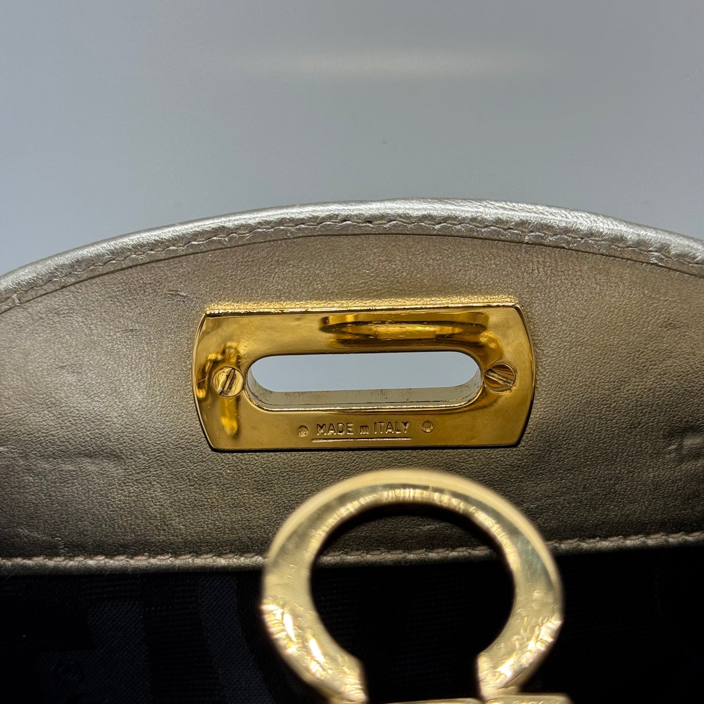 Ferragamo mini sac doré