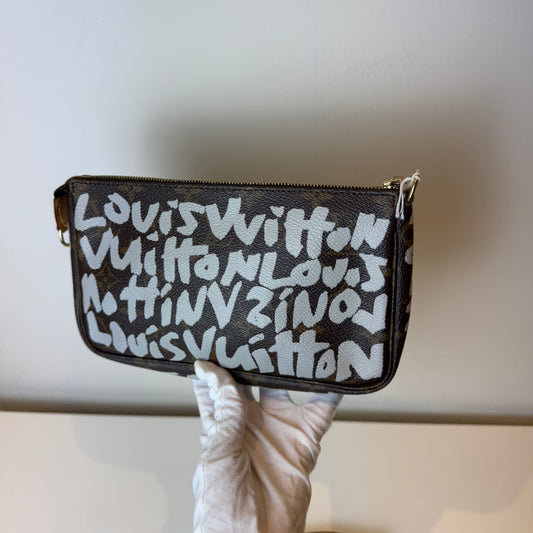 Louis Vuitton pochette Graffitti