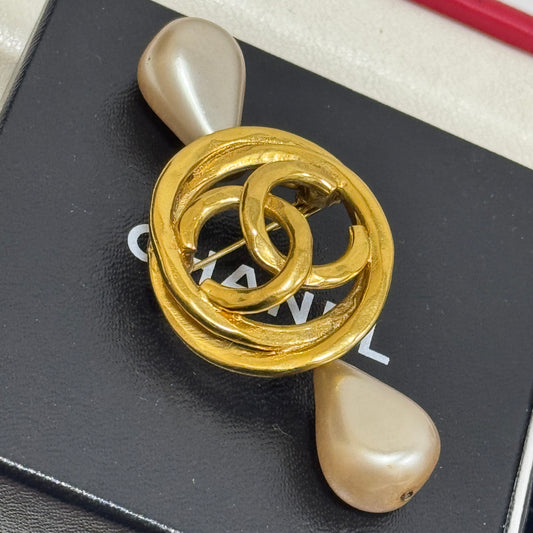 CHANEL broche