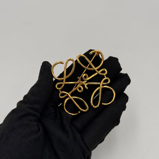 Loewe broche anagram