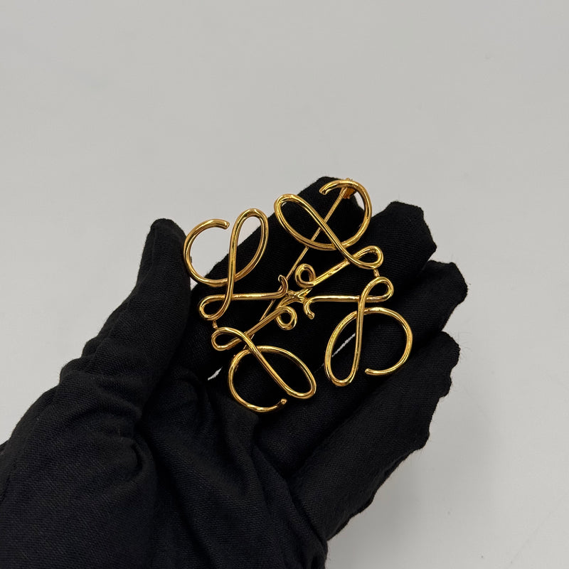 Loewe broche anagram
