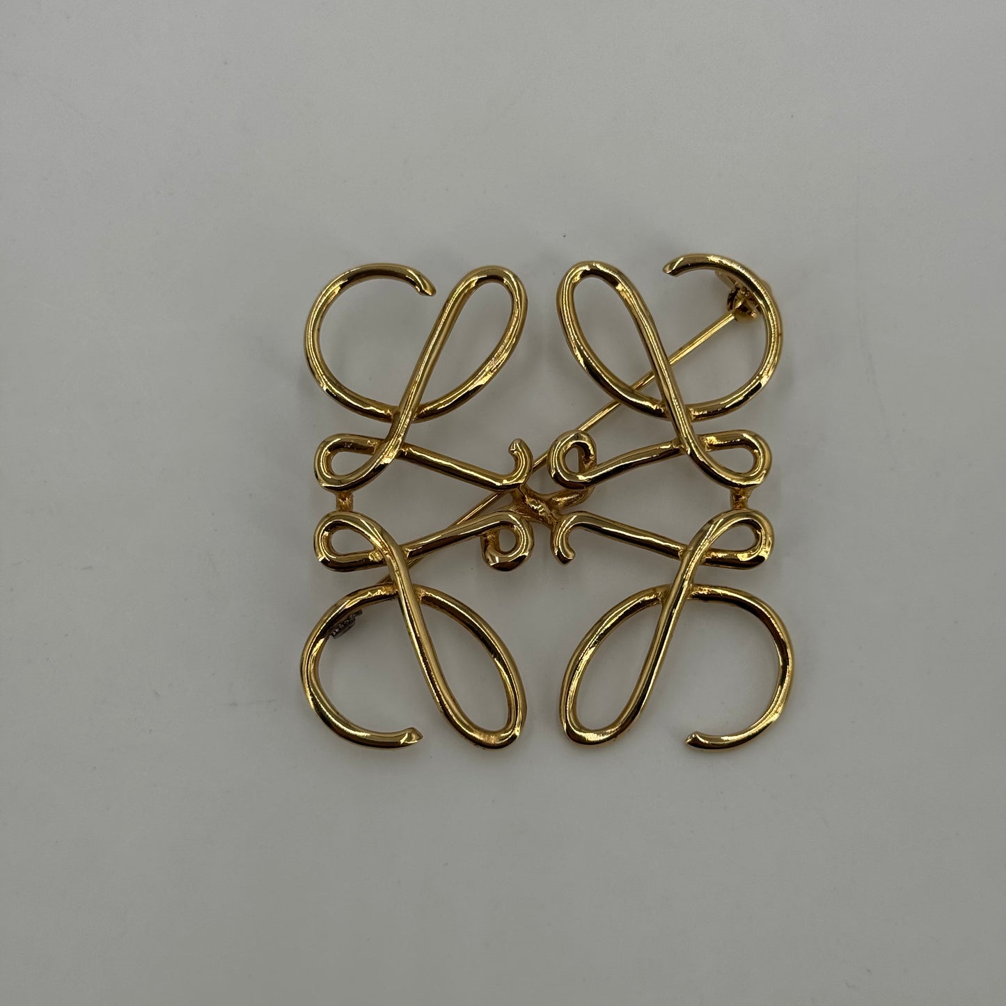 Loewe broche
