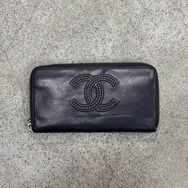 Chanel portefeuille CC clous