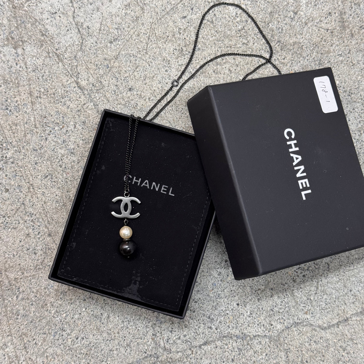 Chanel Collier perles noires et blanches