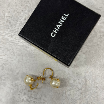 Chanel Boucles d’oreilles perles