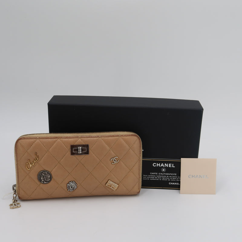 Chanel Portefeuille 2.55 Charms