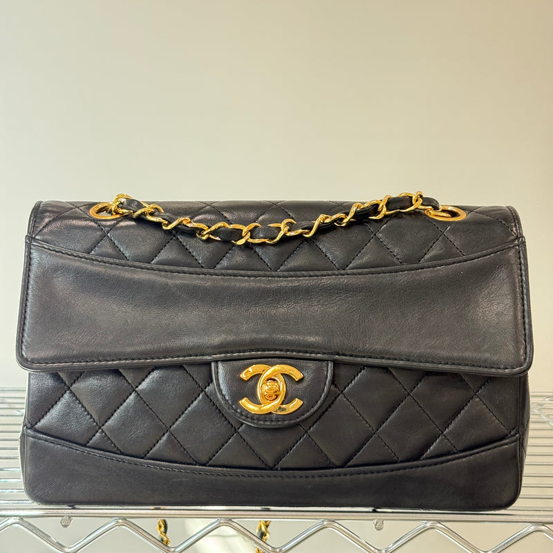 Chanel Classique avec sa pochette