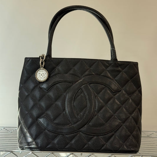 Chanel médaillon noir