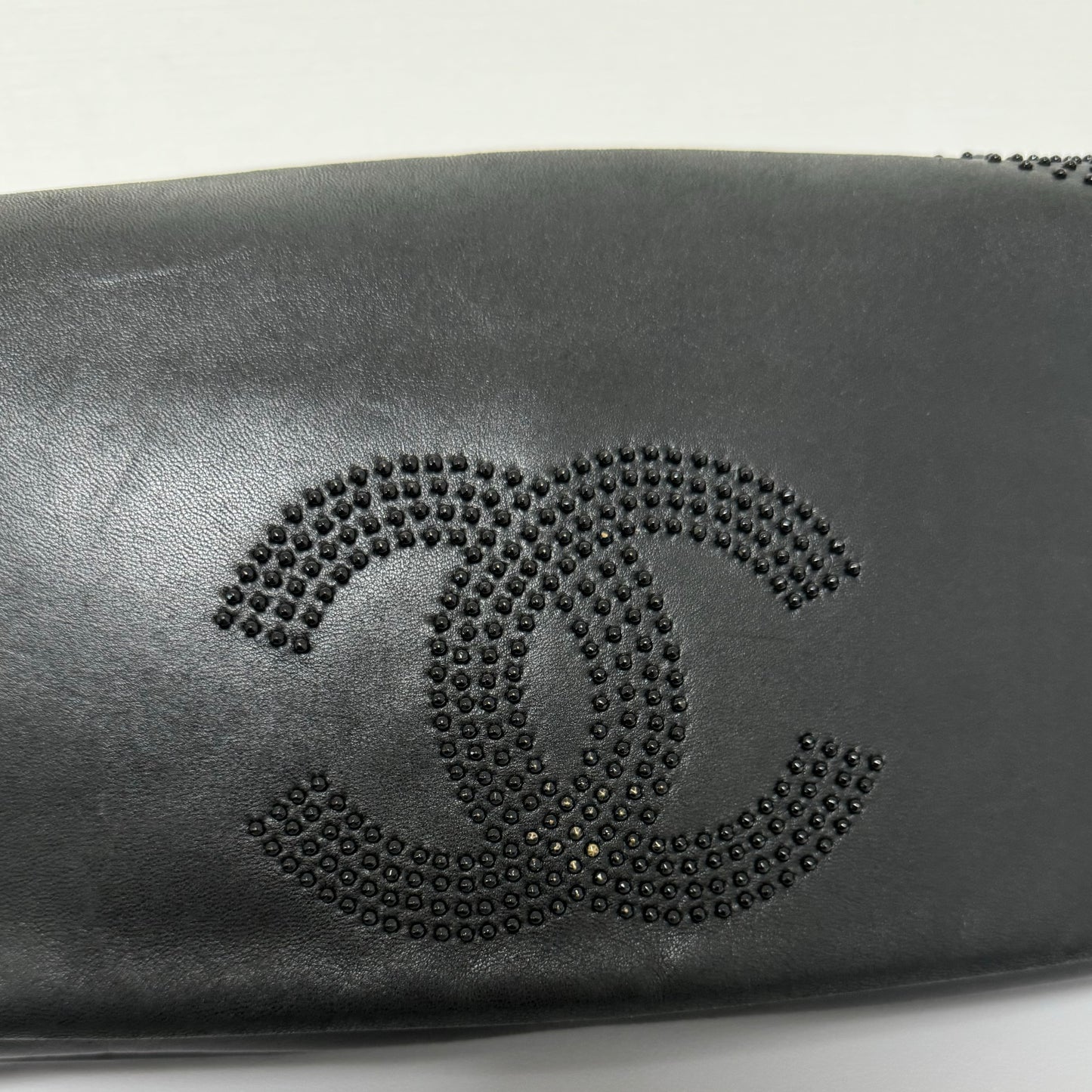 Sac Chanel logo en perles métalliques