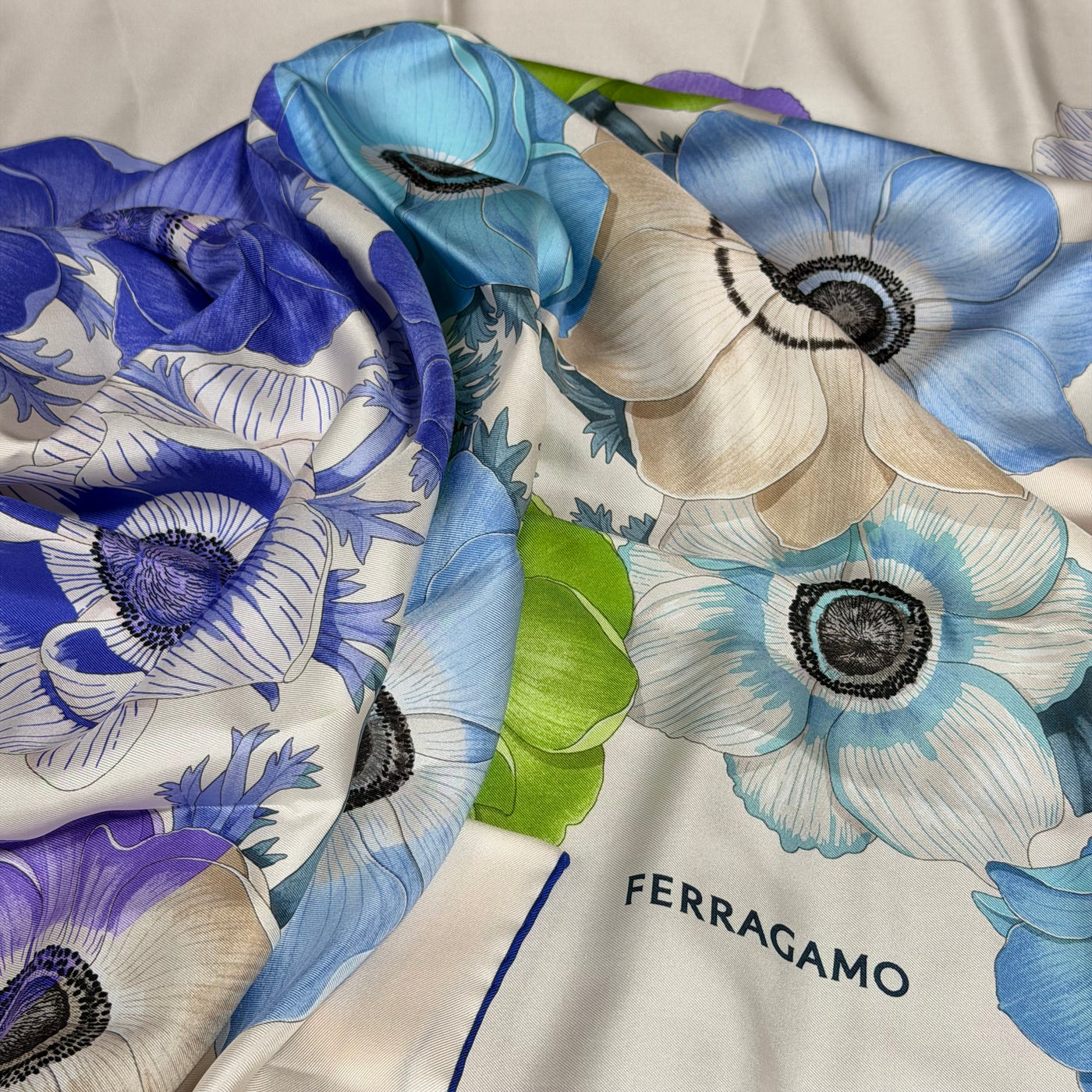 Salvatore Ferragamo carré lilas