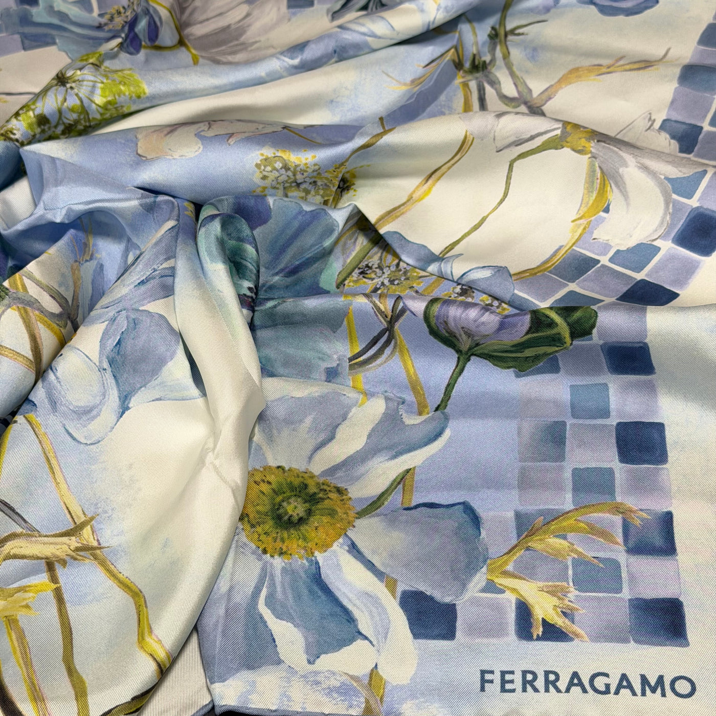 Salvatore Ferragamo carré bleu