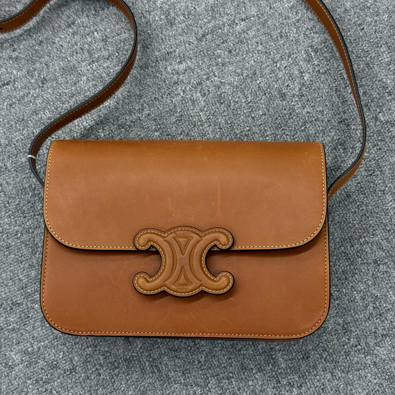 Céline besace triomphe