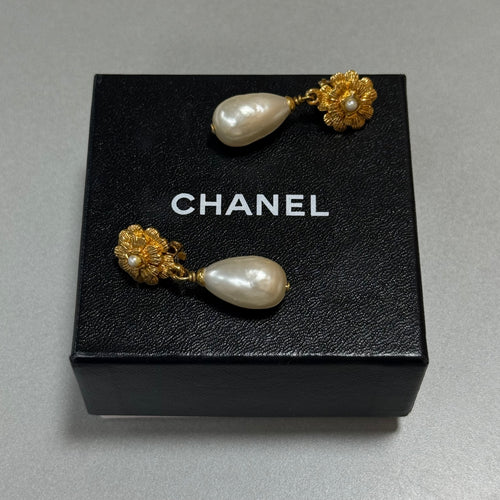 Chanel pendants d’oreilles camélia et perles
