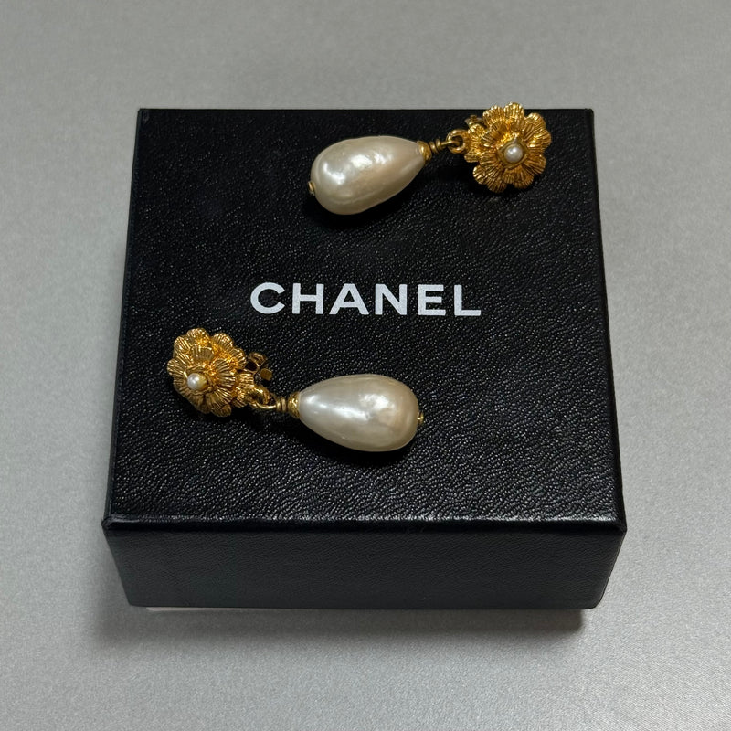 Chanel pendants d’oreilles camélia et perles