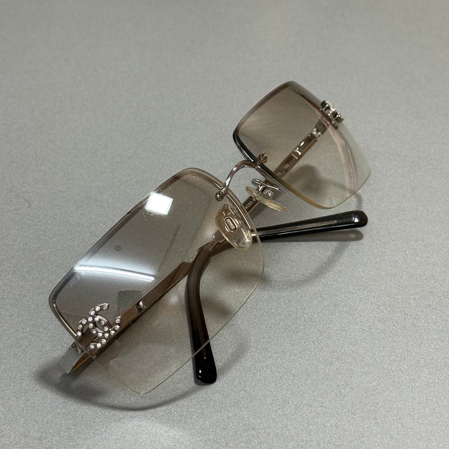 Chanel Lunettes de soleil grises