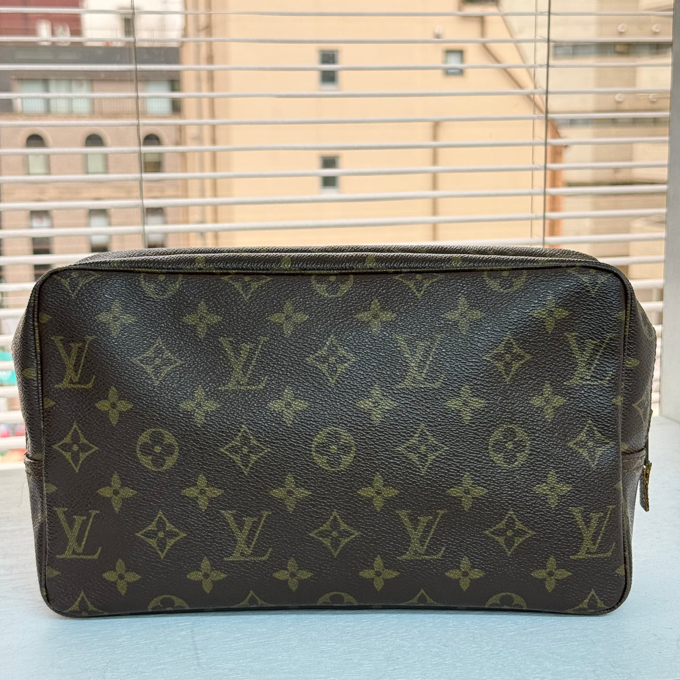 Louis Vuitton Trousse de toilette 28