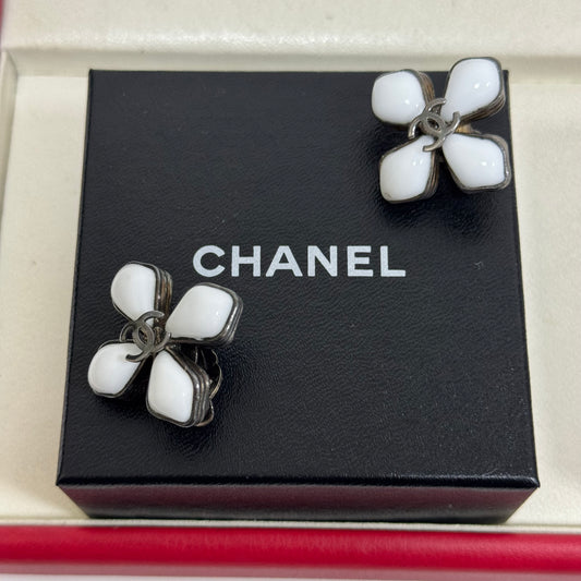 Clips Chanel blanc et argent